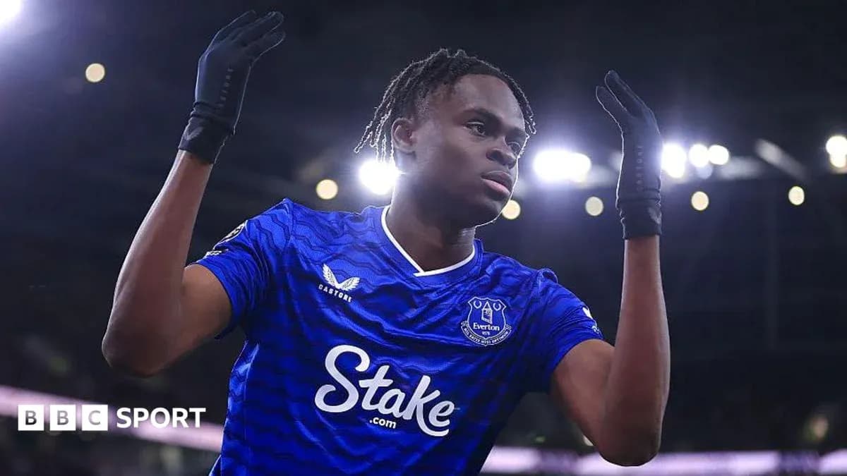 Jugador de Everton celebrando un gol en el partido