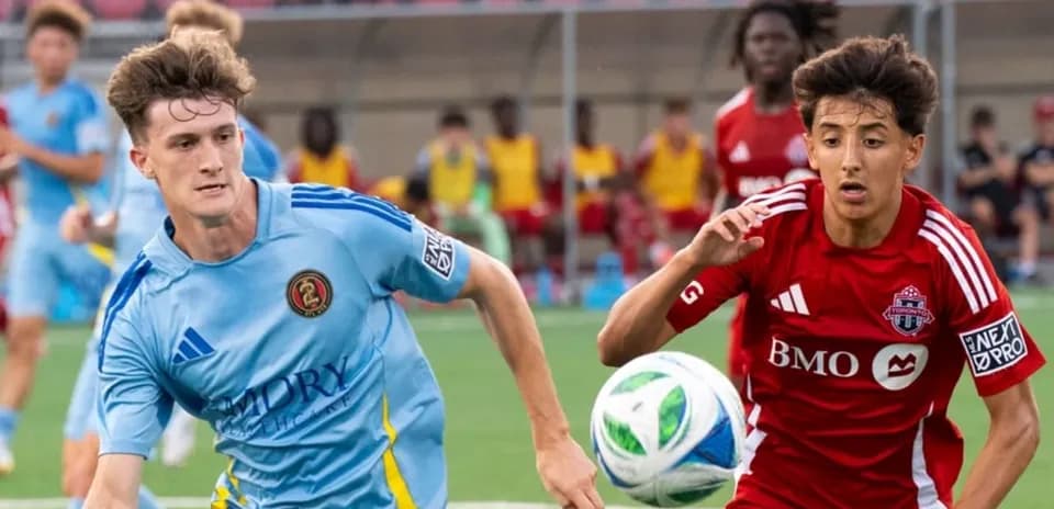 Dos jugadores persiguiendo el balón en el partido
