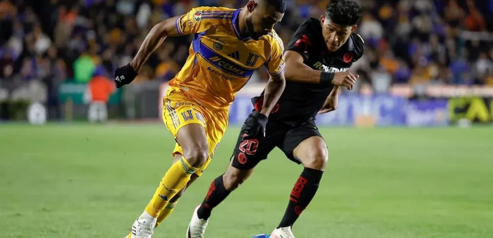 Jugador de Tigres UANL desafiando a un rival