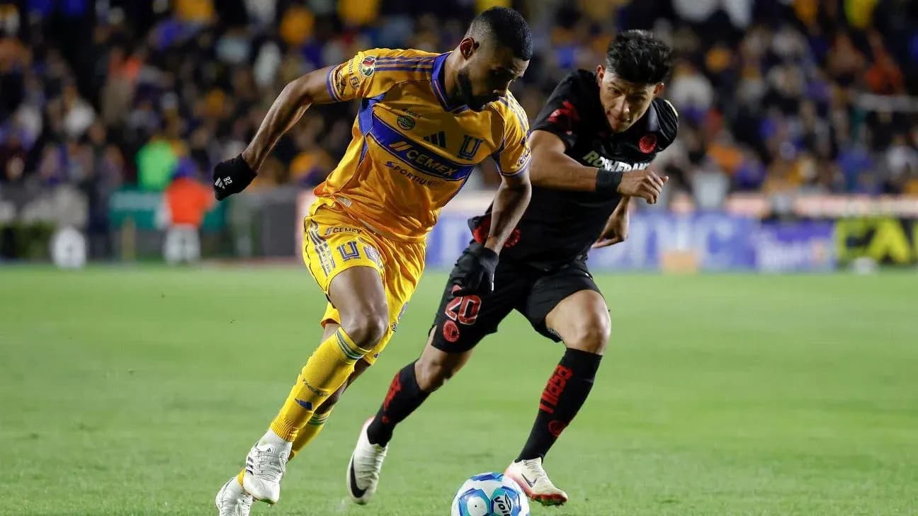 Jugador de Tigres UANL desafiando a un rival