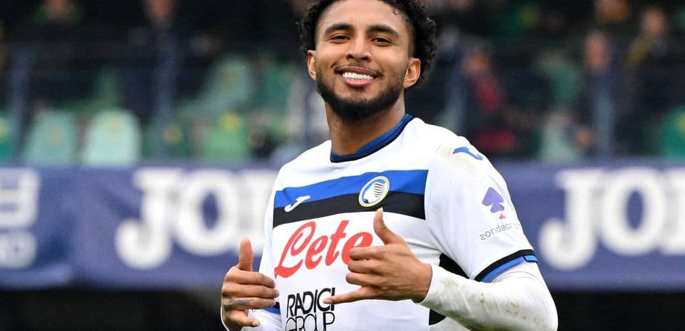 Jugador sonriendo y haciendo gestos en el campo