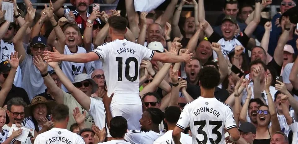 Jugadores de Fulham celebrando con la afición
