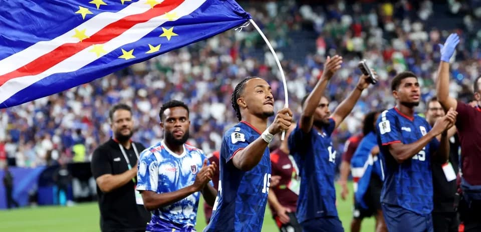 Jugadores celebrando con la bandera de Cabo Verde