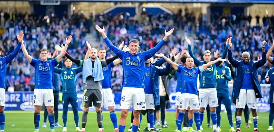 Jugadores del Oviedo celebrando con los aficionados