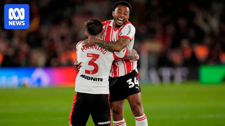 Jugadores celebrando juntos en el campo de fútbol