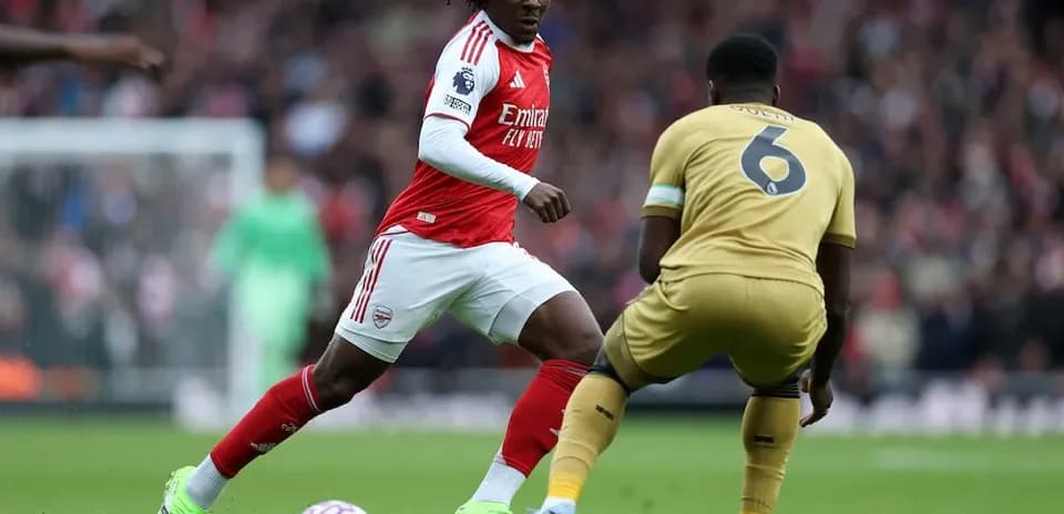 Un jugador de Arsenal driblando a un oponente