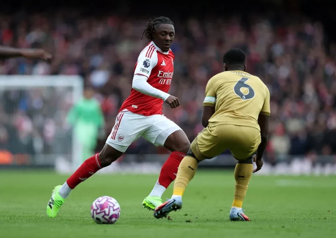 Un jugador de Arsenal driblando a un oponente