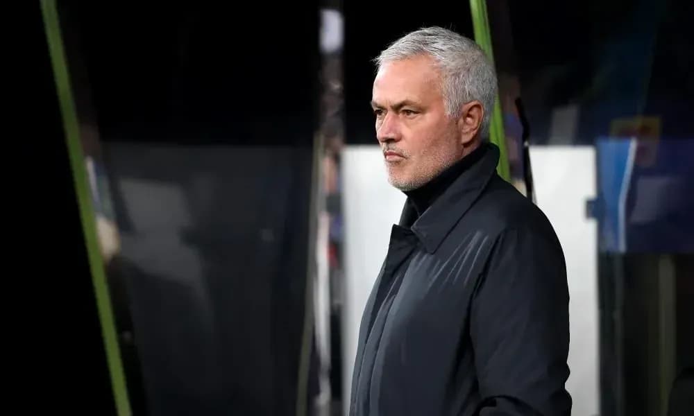 Entrenador observando el partido desde la línea lateral