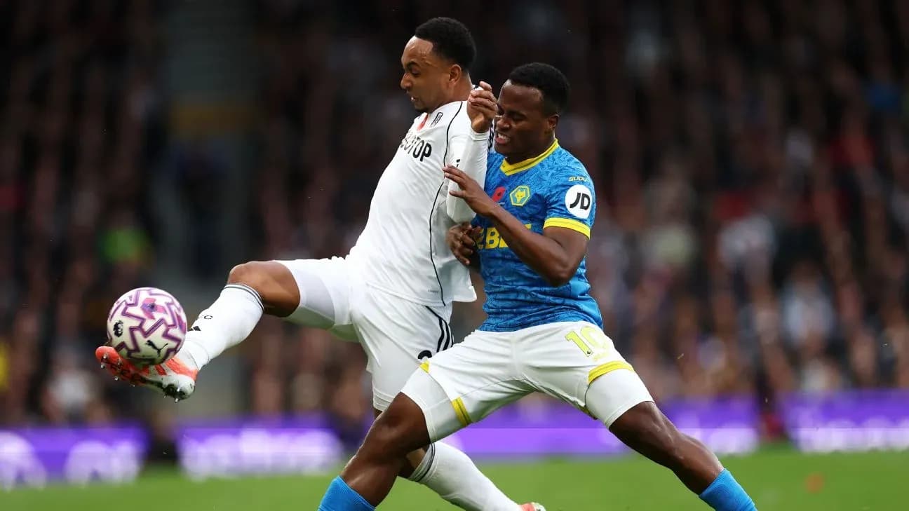 Jugadores de Fulham y Wolves en acción