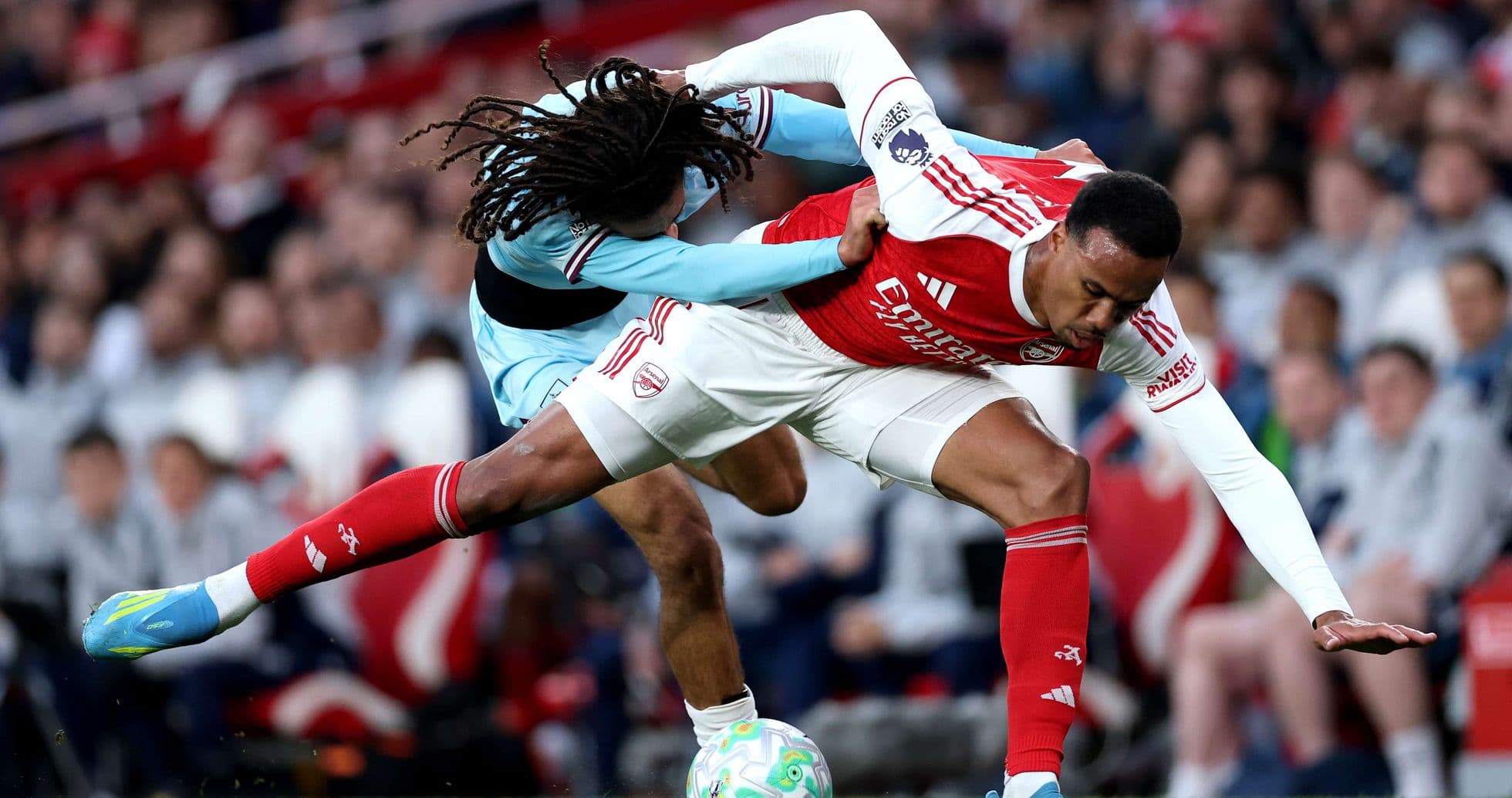Jugador de Arsenal luchando por el balón