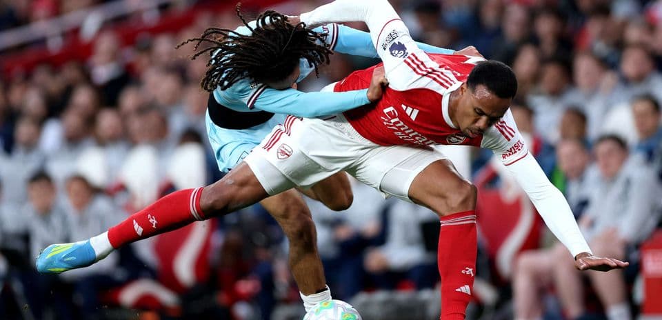 Jugador de Arsenal luchando por el balón