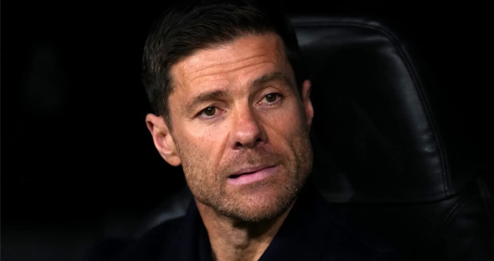 Entrenador sentado en el banquillo durante el partido