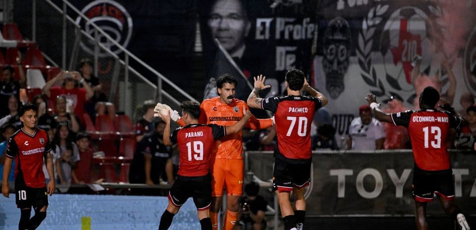 Jugadores celebrando en partido de fútbol