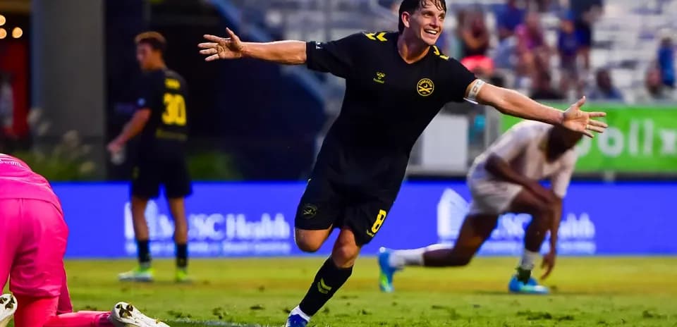 Jugador celebra un gol durante el partido
