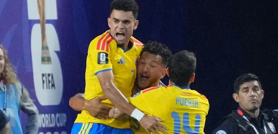 Jugadores de Colombia celebrando un gol en el partido