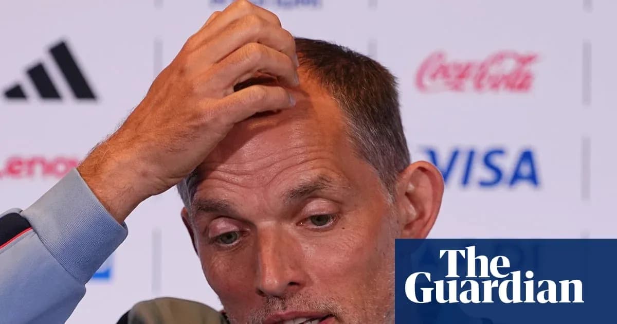 Entrenador en rueda de prensa tocándose la cabeza