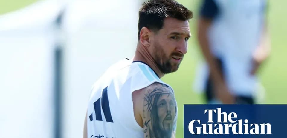 Lionel Messi entrenando con camiseta blanca y tatuaje visible