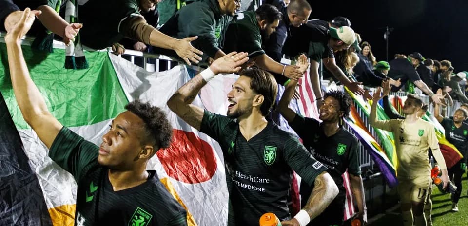 Jugadores de Lexington celebrando con aficionados