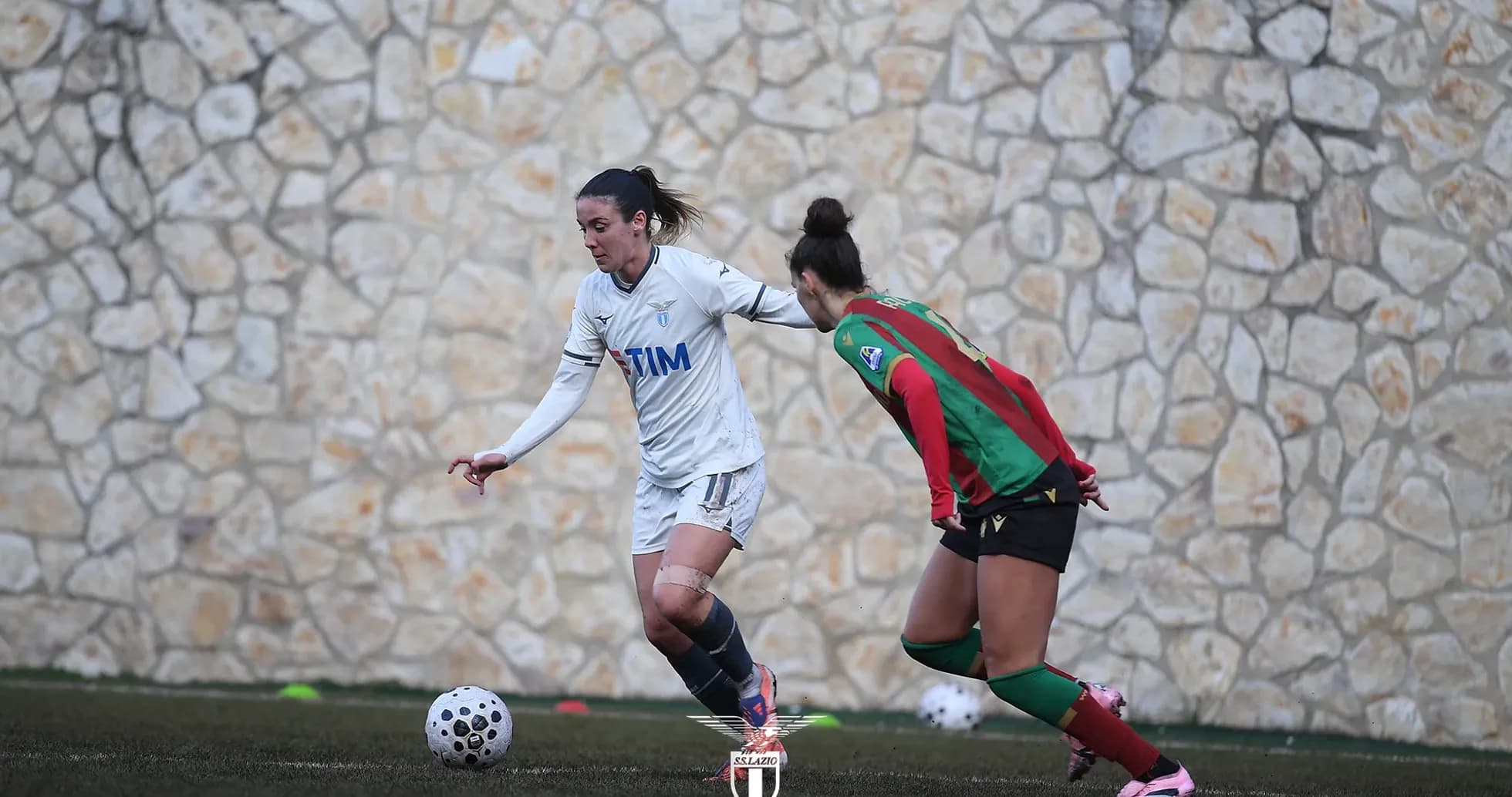 Jugadora de Lazio W regateando a rival de Ternana W