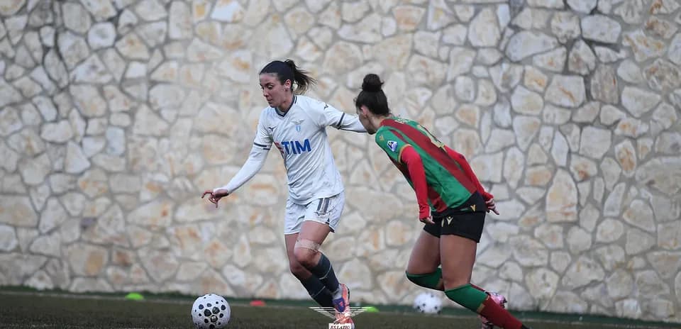 Jugadora de Lazio W regateando a rival de Ternana W