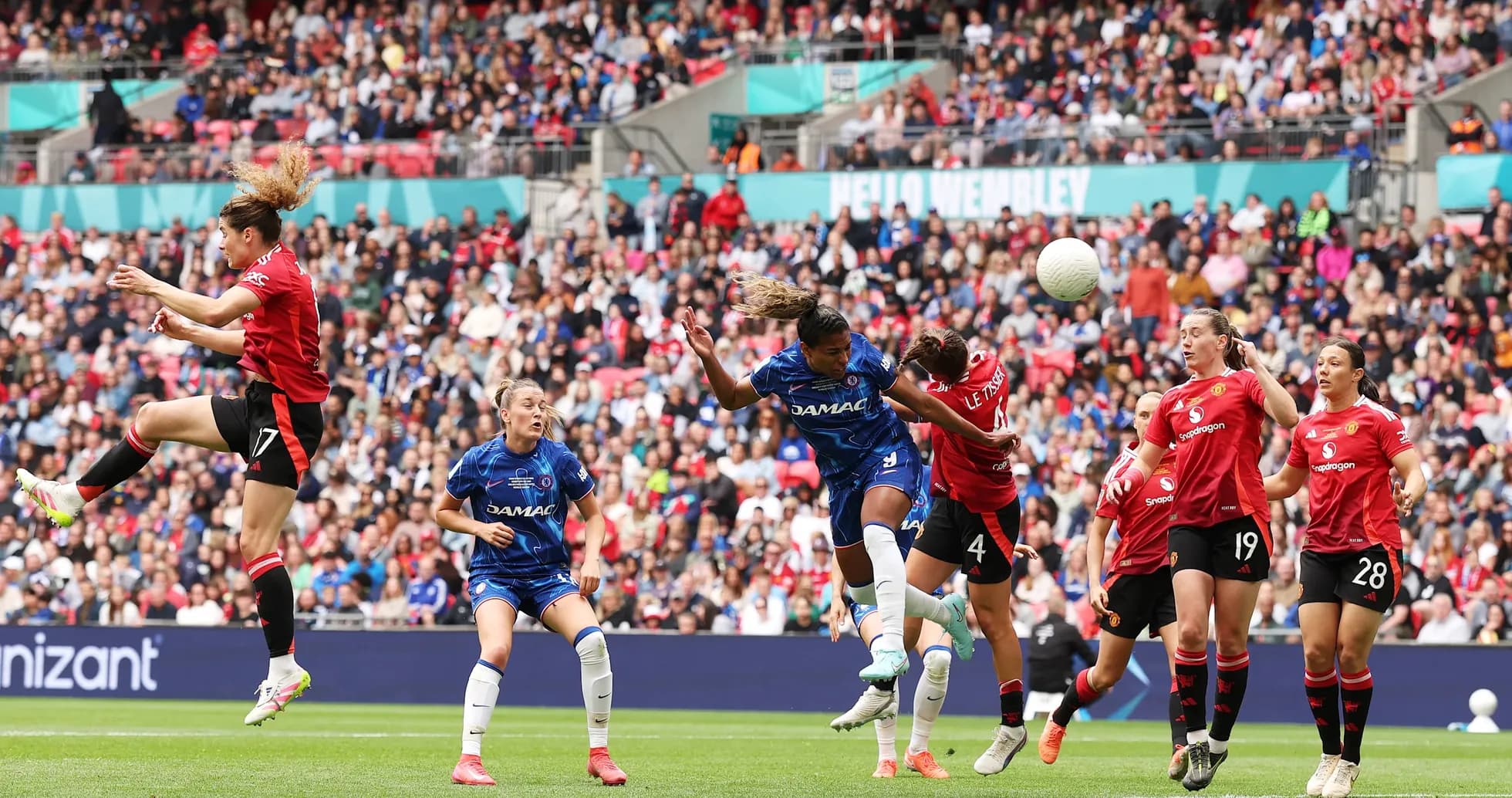 Jugadora de Chelsea cabecea el balón en Wembley