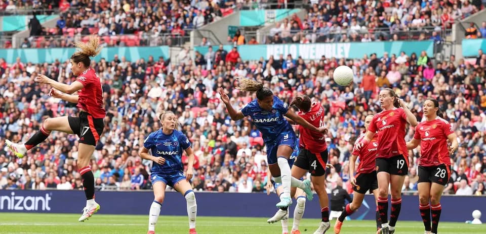 Jugadora de Chelsea cabecea el balón en Wembley