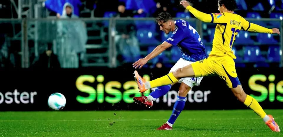 Jugador de Hellas Verona dispara a puerta