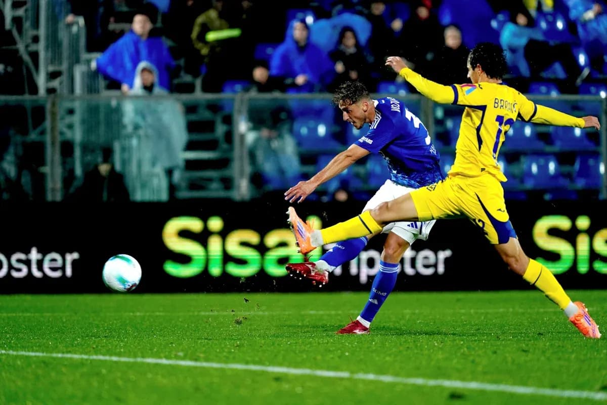 Jugador de Hellas Verona dispara a puerta