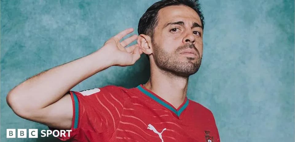 Jugador con camiseta de Portugal posando para la foto