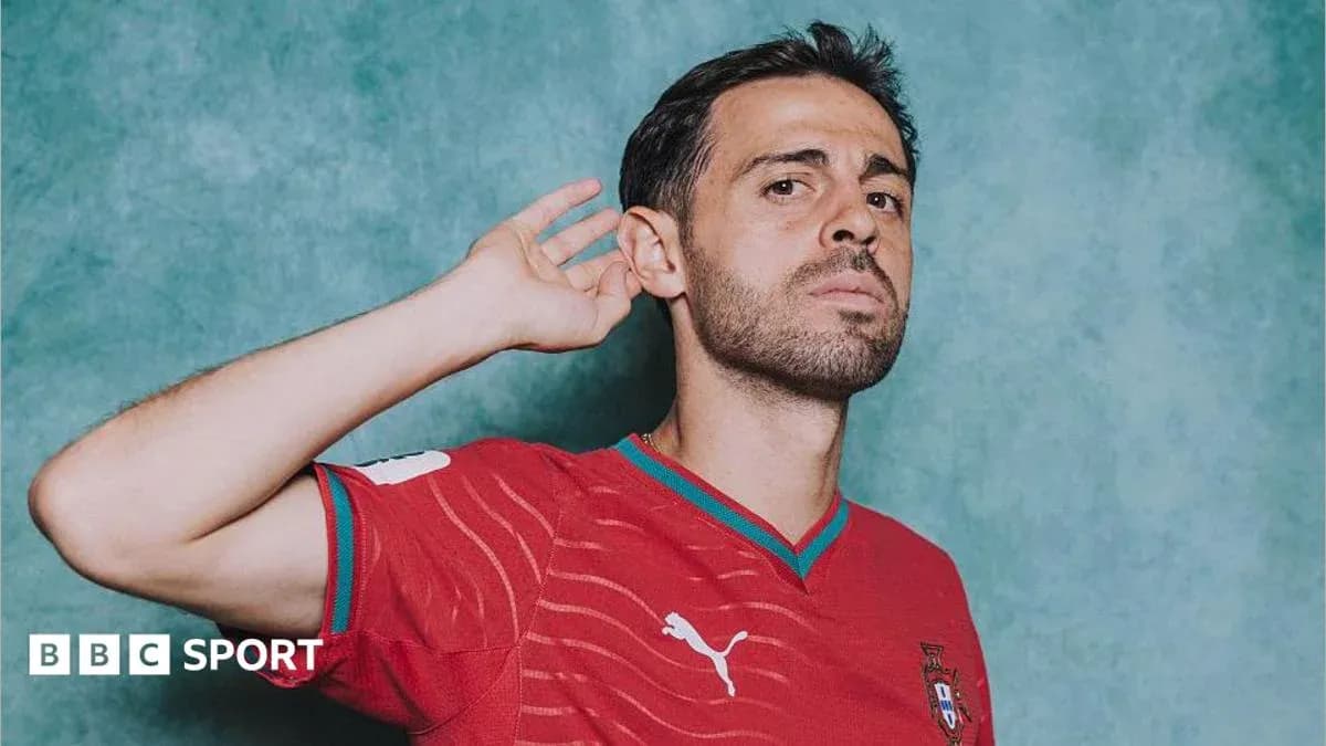 Jugador con camiseta de Portugal posando para la foto