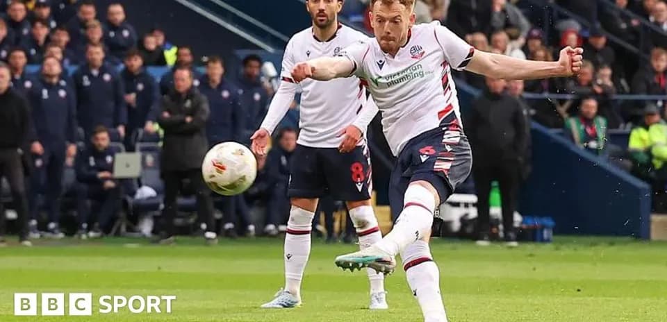 Jugador de Bolton disparando un penalti durante el partido