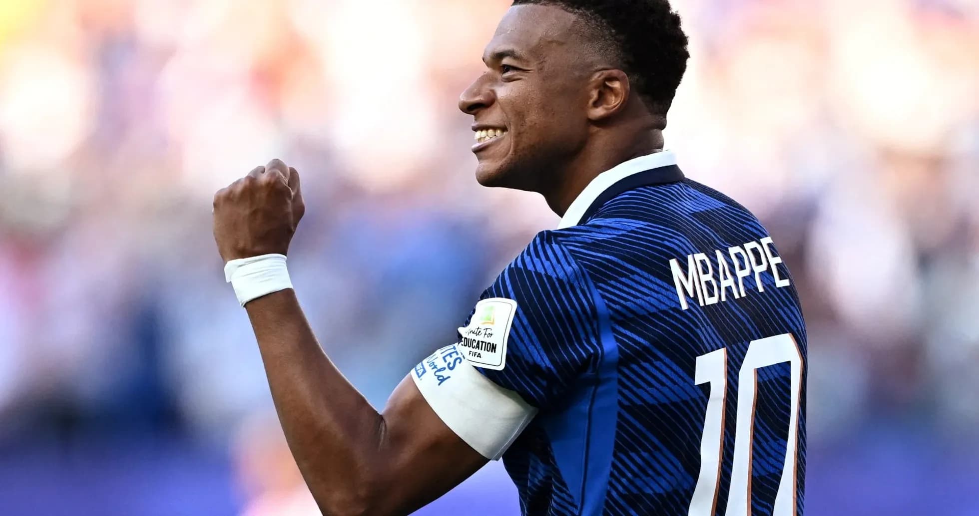 Jugador celebrando con puño cerrado en partido
