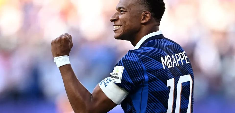 Jugador celebrando con puño cerrado en partido