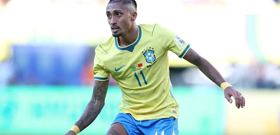 Jugador de Brasil corriendo con balón durante partido