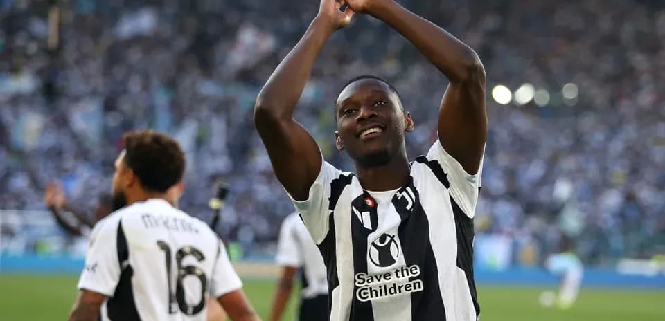 Jugador aplaudiendo tras el partido con afición