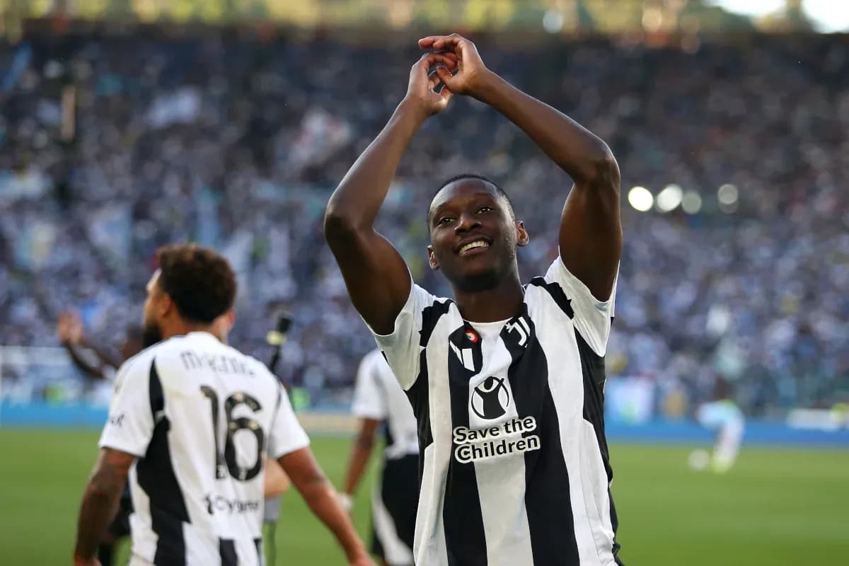 Jugador aplaudiendo tras el partido con afición