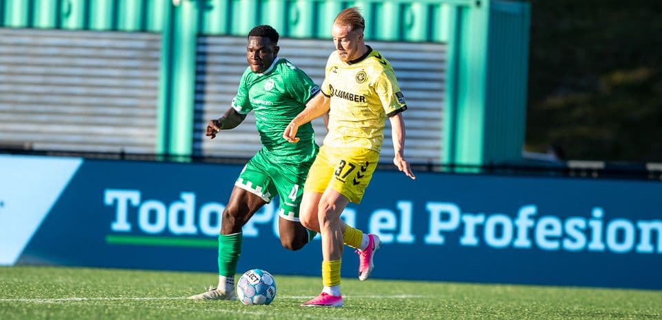 Jugador de Hartford Athletic persiguiendo el balón