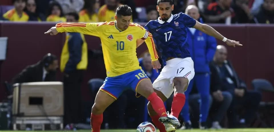 Jugador de Colombia enfrentando a rival francés en partido