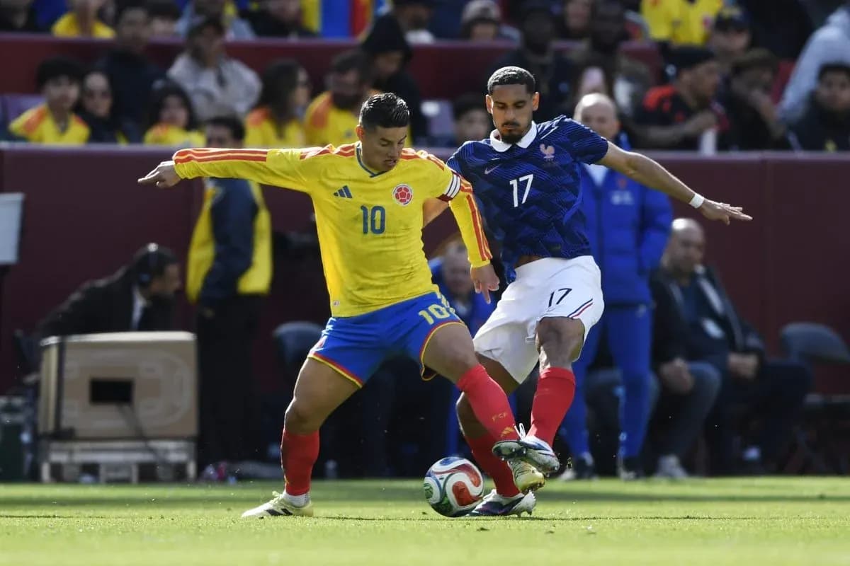 Jugador de Colombia enfrentando a rival francés en partido