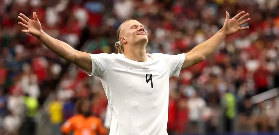 Jugador levantando los brazos en celebración durante partido