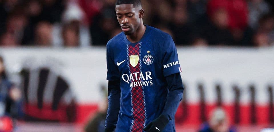 Jugador de PSG caminando por el campo durante partido