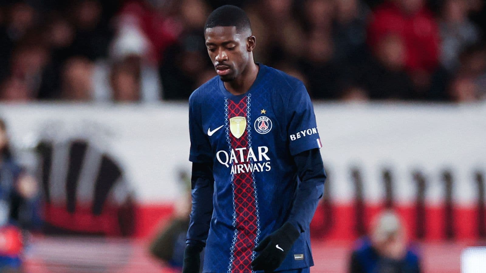 Jugador de PSG caminando por el campo durante partido