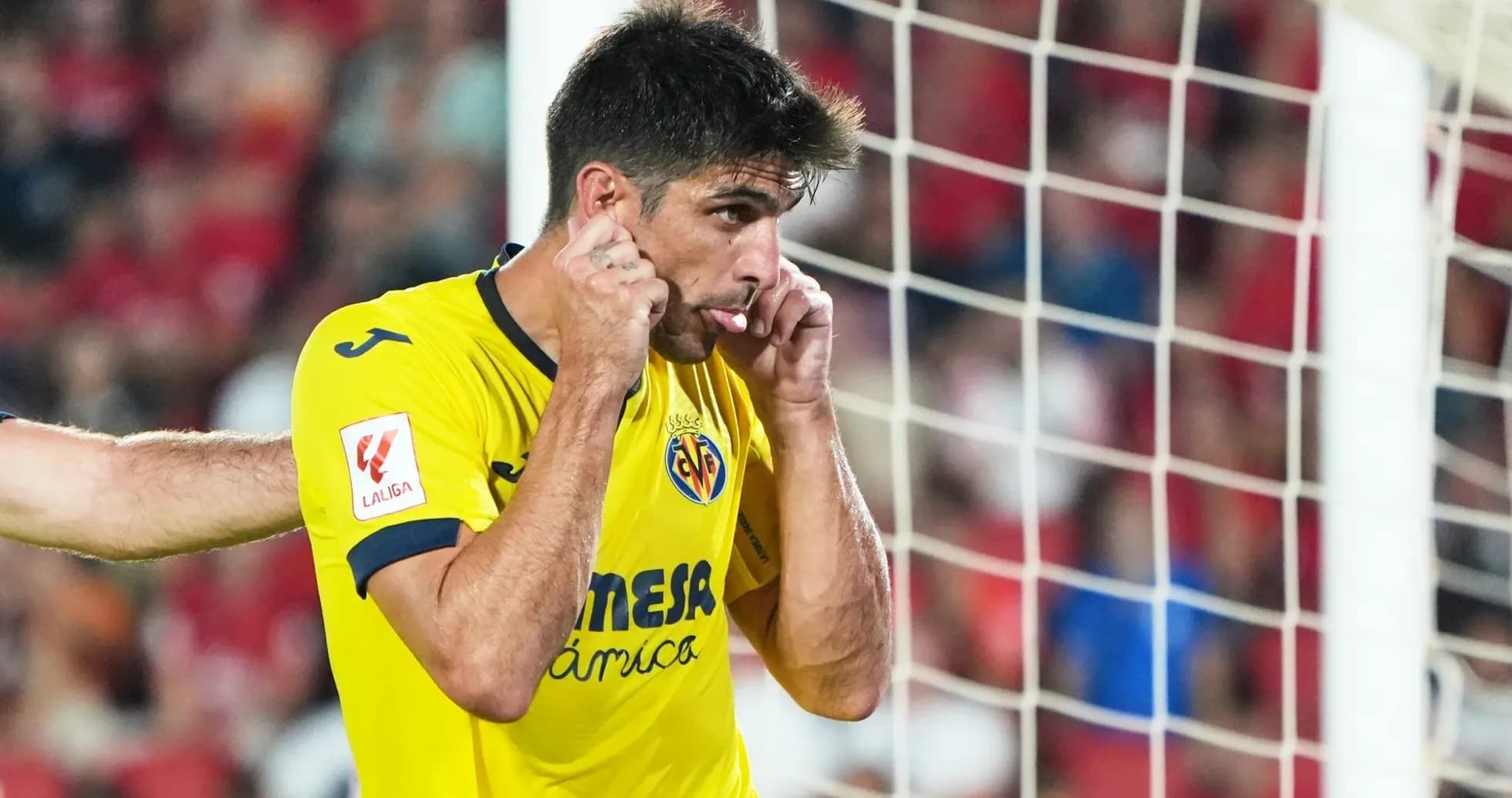 Jugador de Villarreal en acción durante partido