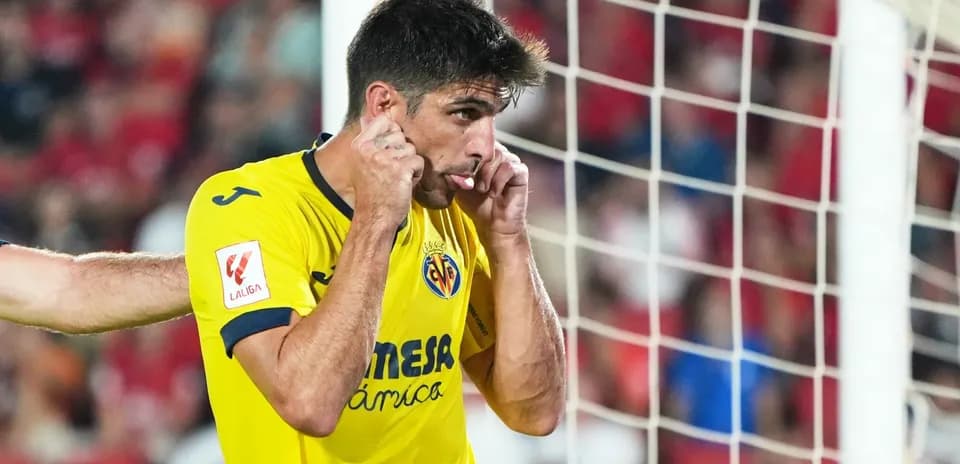 Jugador de Villarreal en acción durante partido