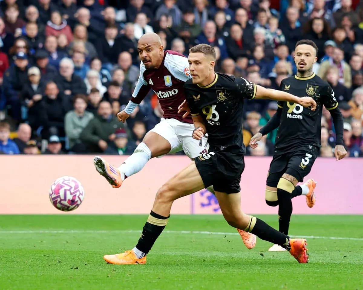 Jugador de Aston Villa dispara contra Burnley