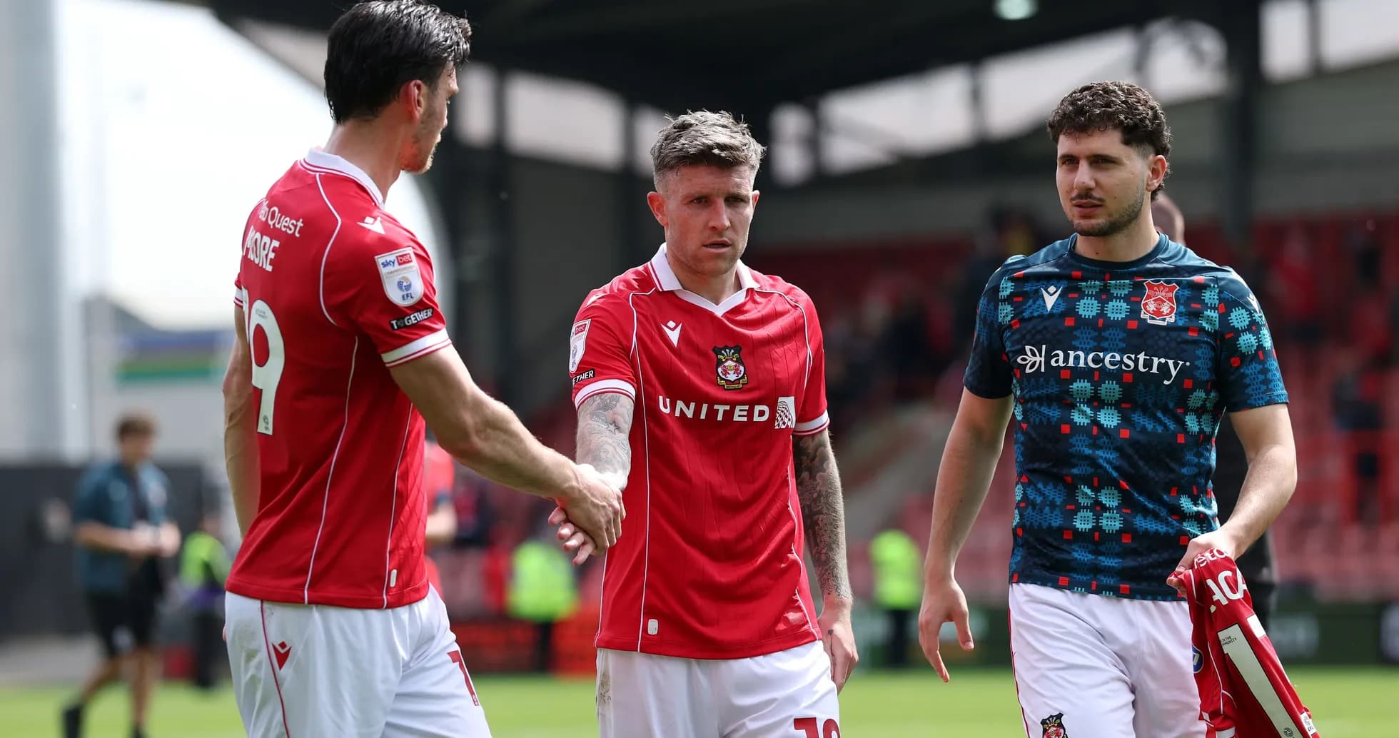 Jugadores de Wrexham saludándose tras el partido