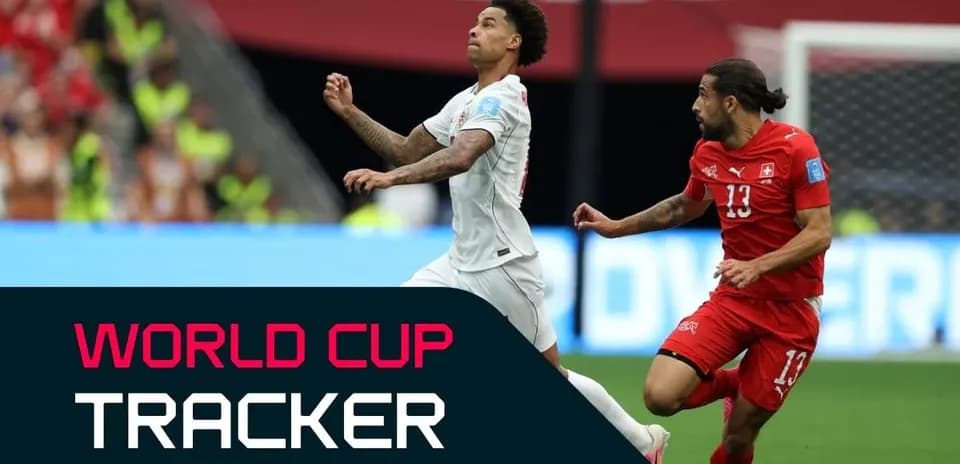 Jugador saltando para cabecear el balón en partido