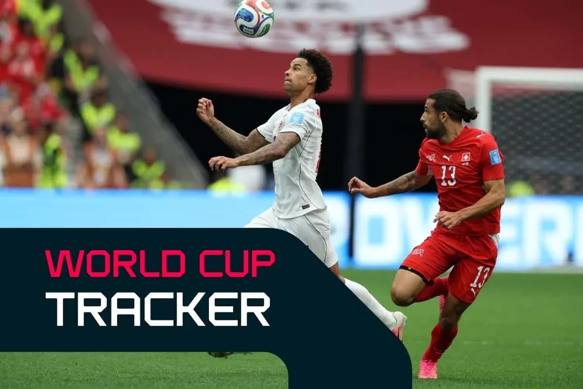 Jugador saltando para cabecear el balón en partido