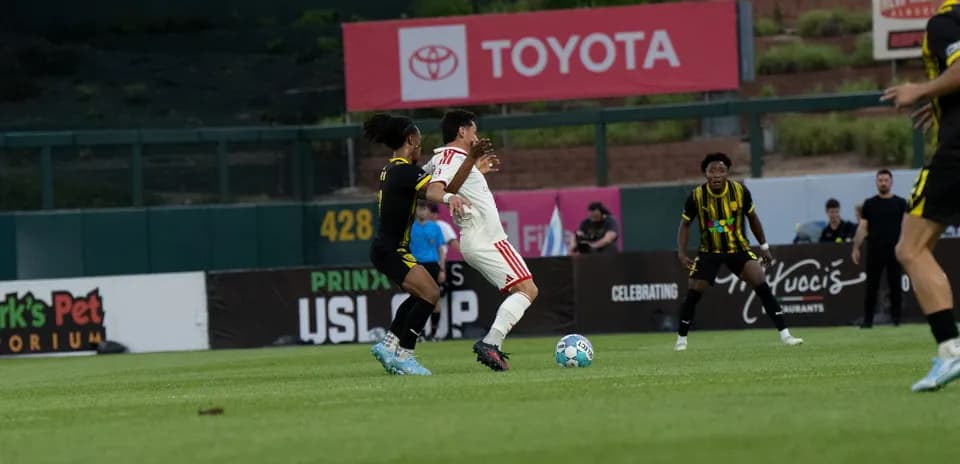 Jugador luchando por el balón en el partido