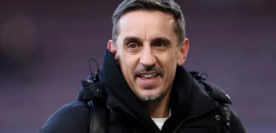 Hombre sonriendo con abrigo en un estadio